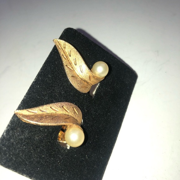 Vintage clip on Gold and Cream Nature Inspired Earrings- gently used - Picture 4 of 5